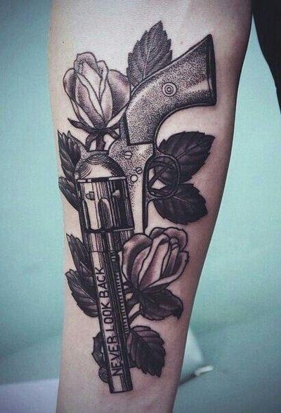 Creativo, primo piano e una pistola per tatuaggio per opere d'arte