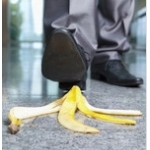 calpestare una buccia di banana