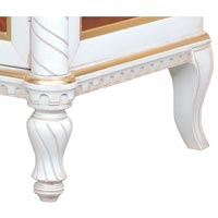 Dettaglio gamba intagliata della vetrina art. ER-301-GW