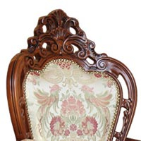 Dettaglio cresta intagliata della sedia art. 2499