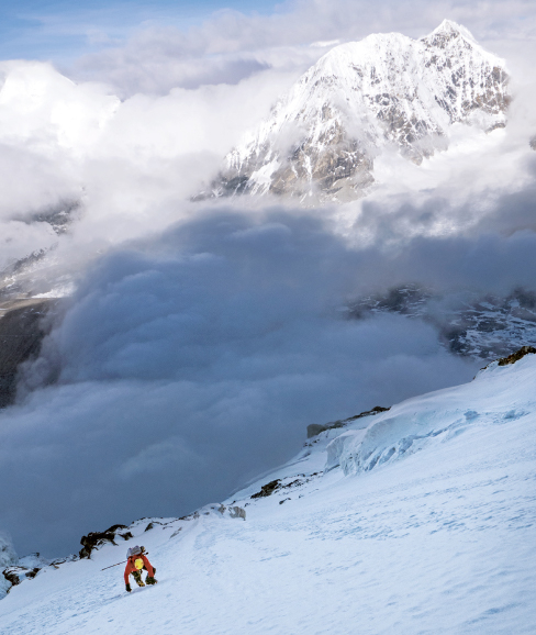 Hervé Barmasse sulla Parete Sud del Shishapangma 8027m. Photo David Göttler