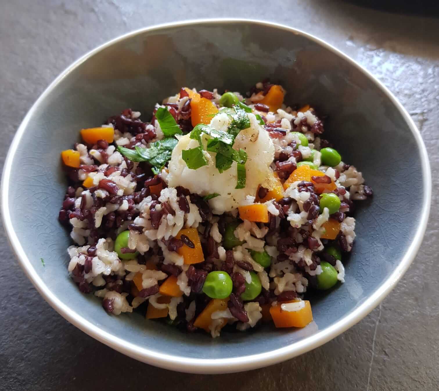 Insalata di riso rosso, Venere e integrale con verdure e coda di rospo Insalata di riso rosso, Venere e integrale con verdure e coda di rospo