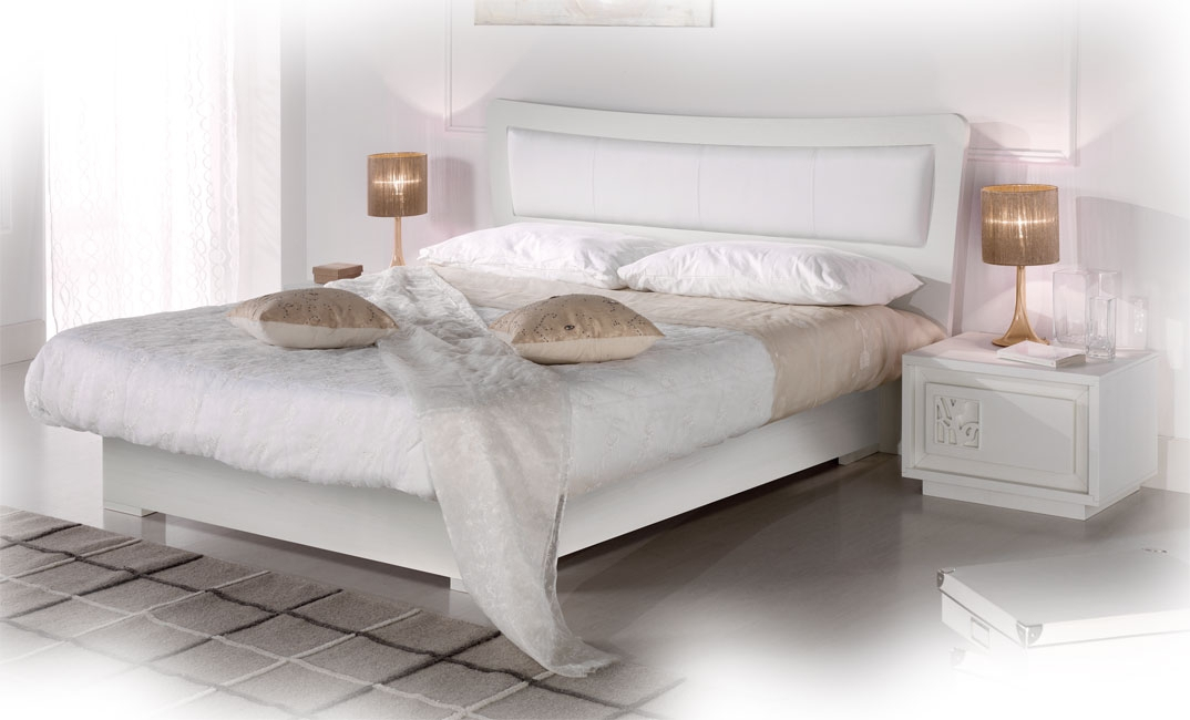 Doppelbett mit Stauraum