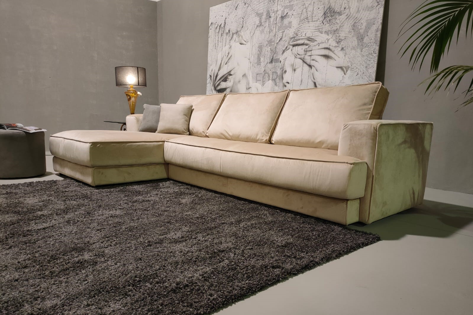 Divano penisola rivestito in tessuto tecnico effetto velluto di colore  beige, con cuscini sfoderabili e imbottitura in piume d'oca, larghezza 330  cm 