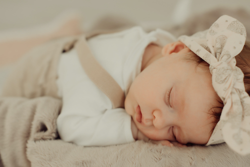 Adorabile bimba che dorme nel lettino in co-letto attaccato al