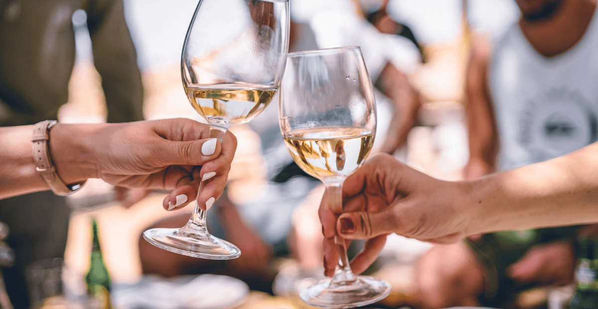 Come si tiene un calice di vino? 