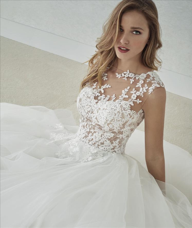 Abito Sposa Ampio Con Gonna In Tulle A Balze E Corpetto In Pizzo Effetto Tatoo Mod Fluvia Linea White One Favole Abiti Da Sposa E Da Cerimonia Con Sartoria