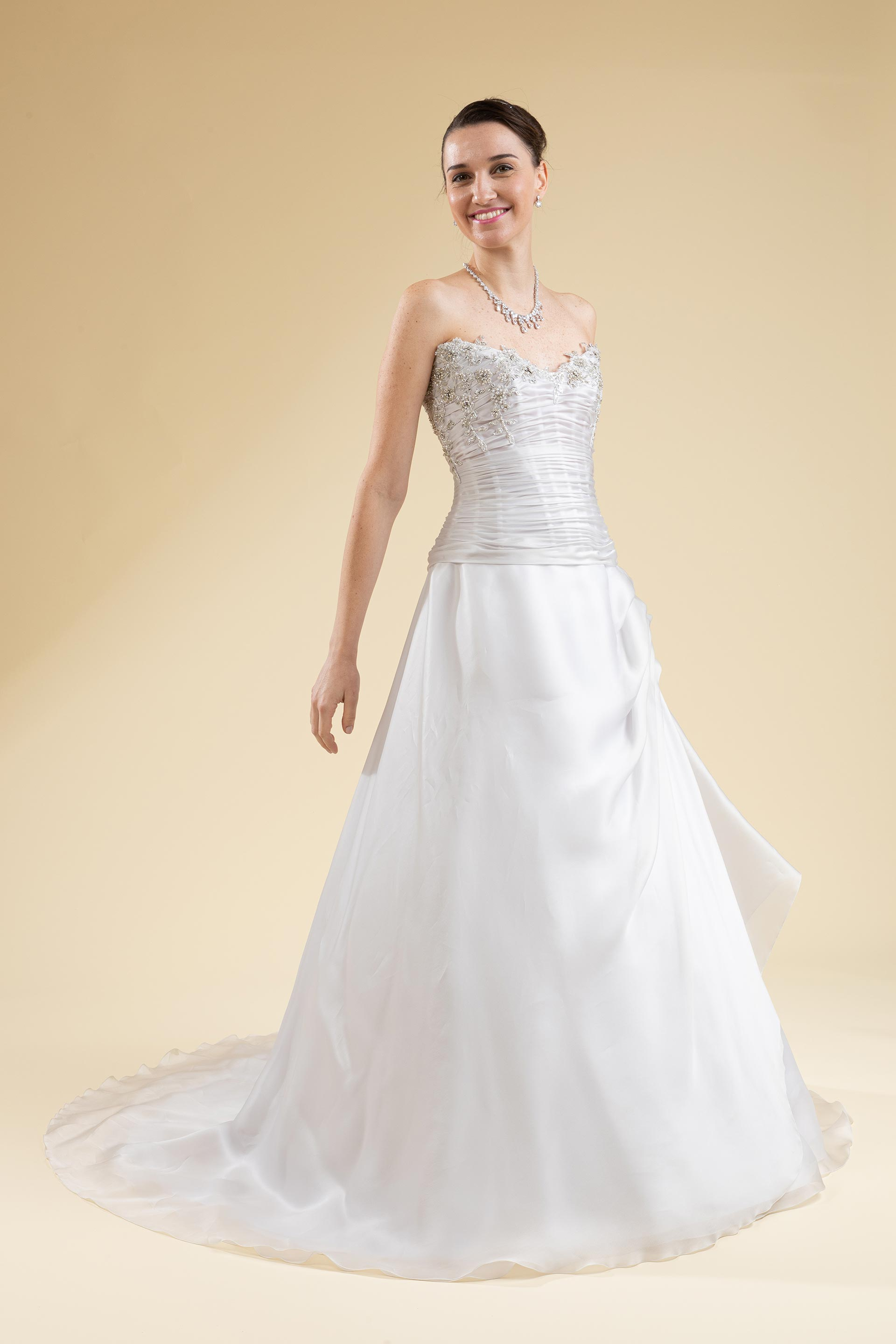 Abito Sposa Drappeggiato In Organza Di Seta Favole Abiti Da Sposa E Da Cerimonia Con Sartoria