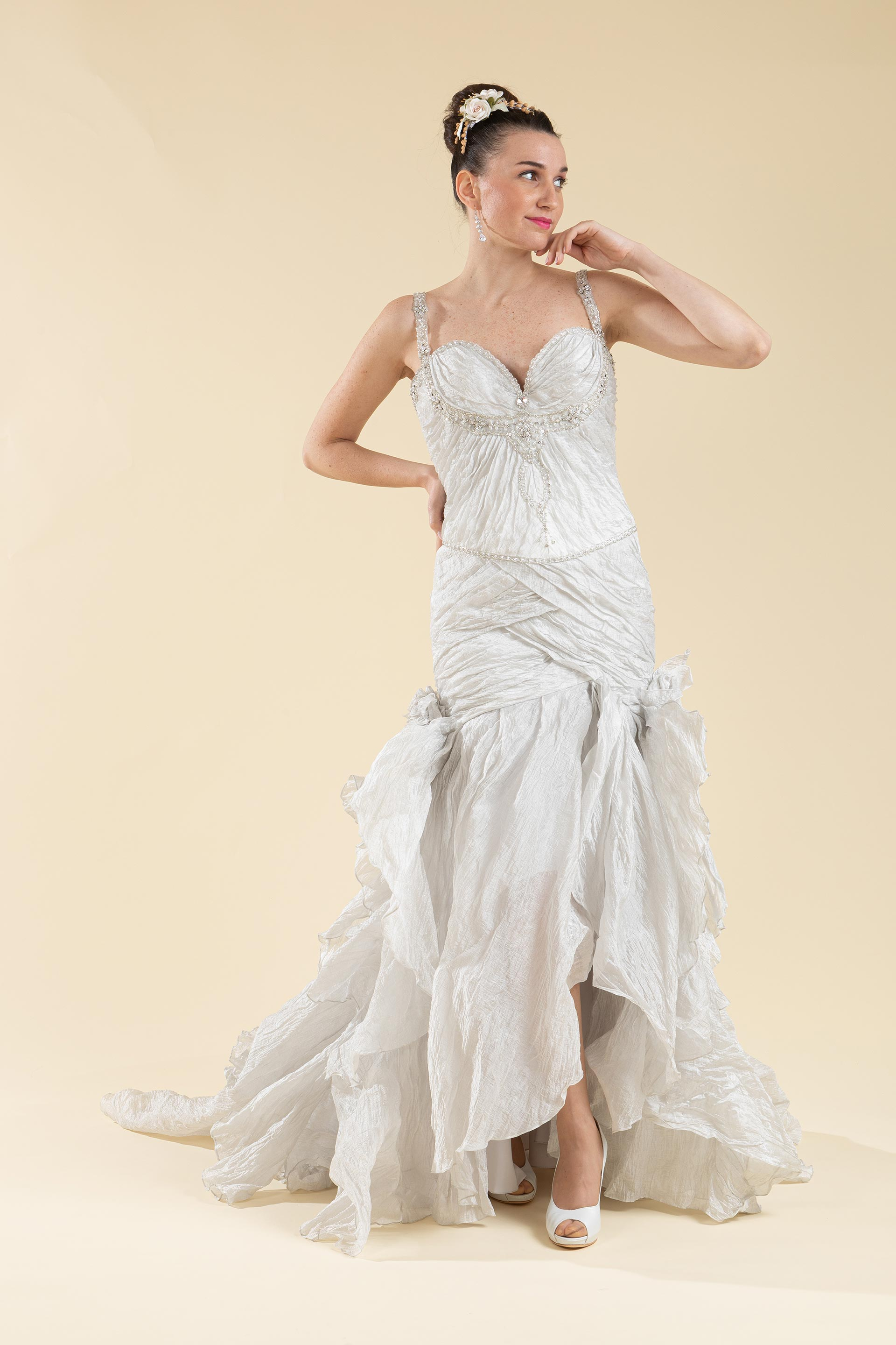 Abito Sposa Semi Sirena Drappeggiato Color Grigio Perla Favole Abiti Da Sposa E Da Cerimonia Con Sartoria