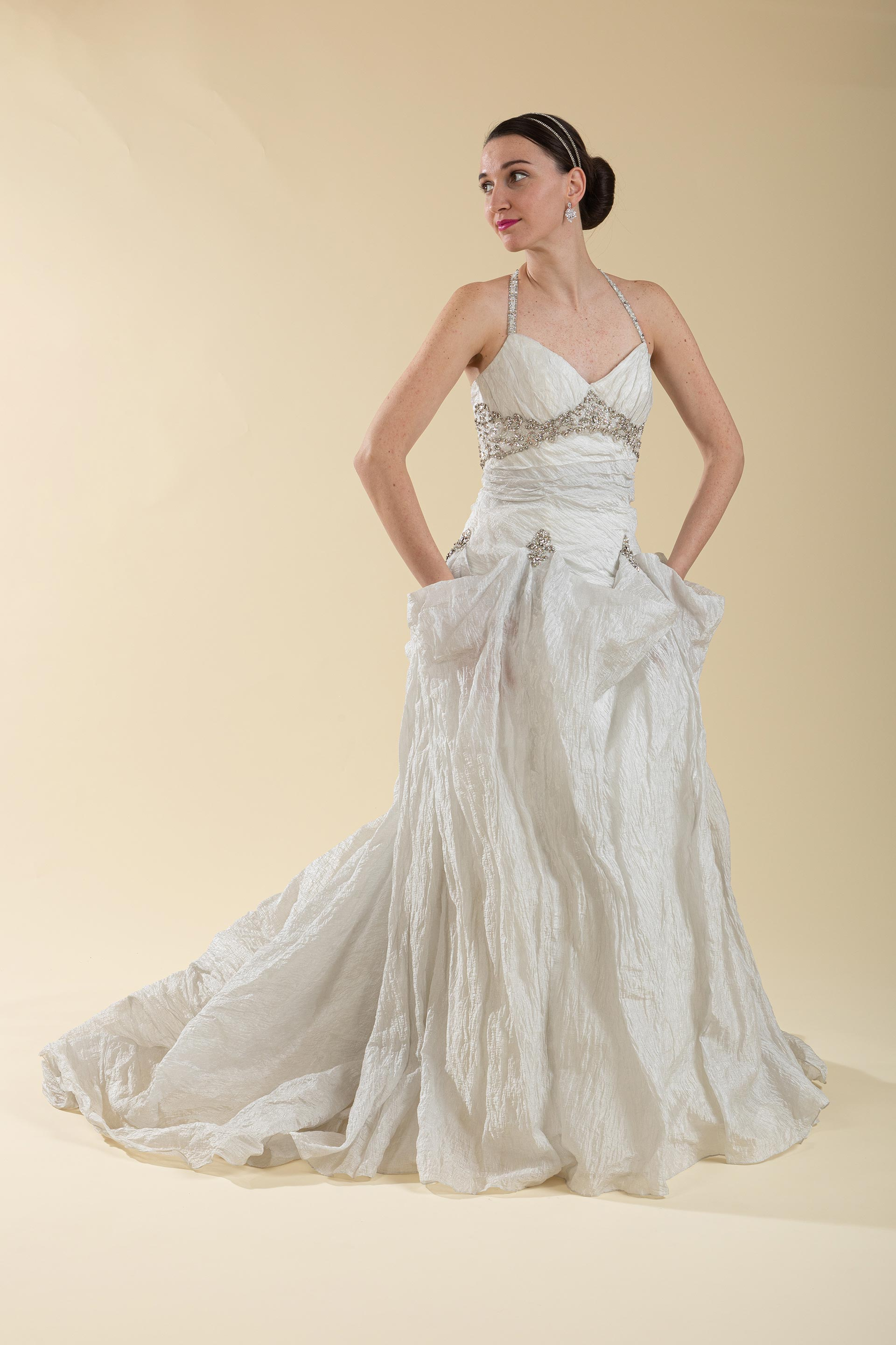 Abito Sposa Svasato Grigio Perla Con Ricami Strass Favole Abiti Da Sposa E Da Cerimonia Con Sartoria